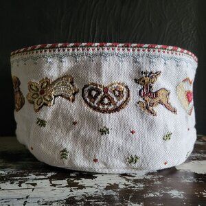 Villeroy & Boch Gobelin Christmas Toys and Cookies Fabric Bread Basket